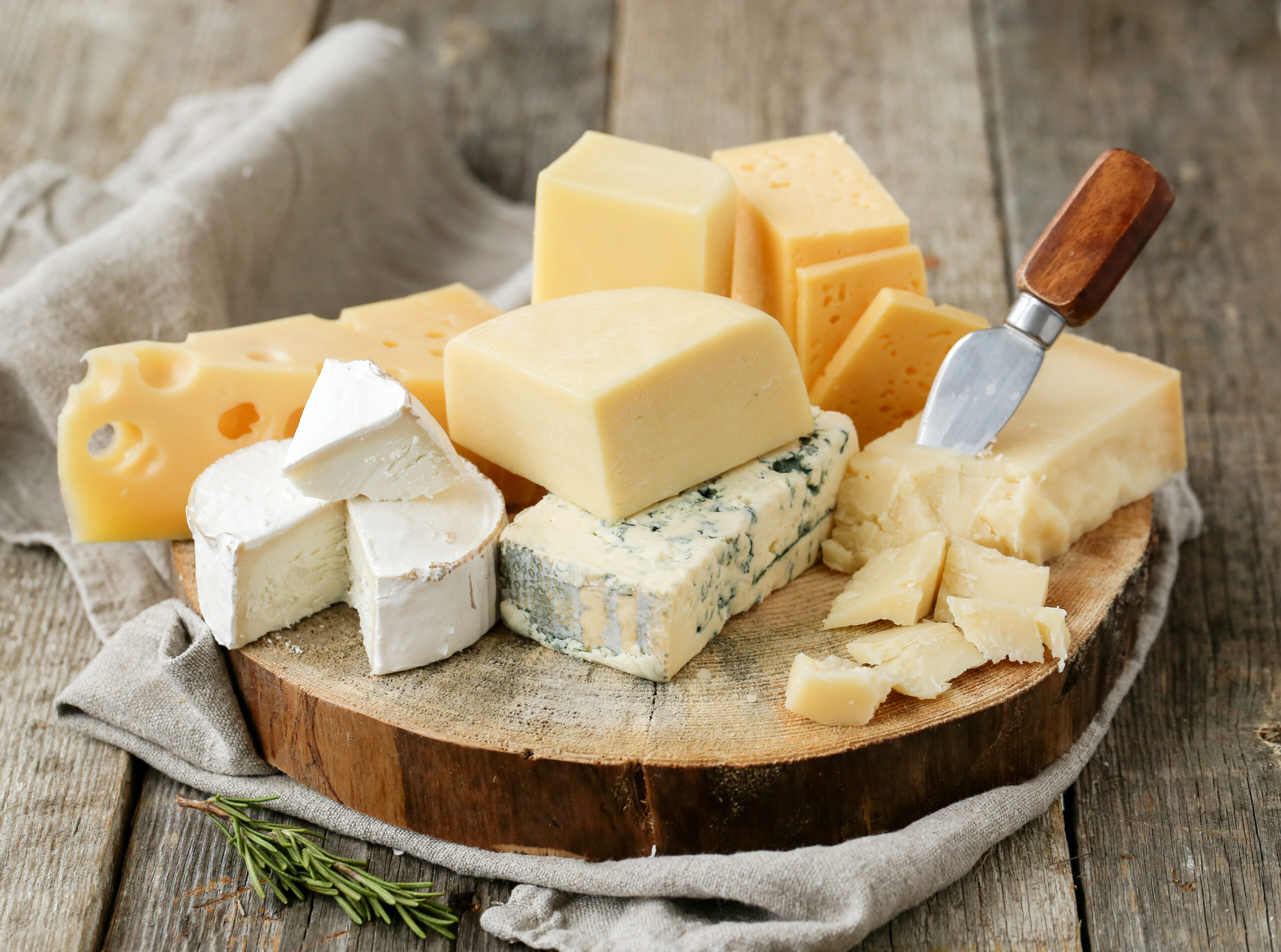 Hollanda merkezli ara toptancıdan küçük partilerle peynirler portföye eklenir.